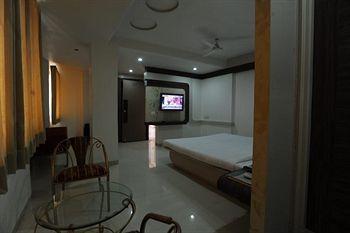 Jal Sagar Hotel Vadodara Buitenkant foto