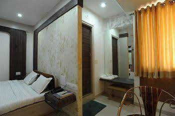 Jal Sagar Hotel Vadodara Buitenkant foto