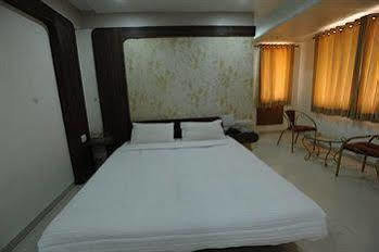 Jal Sagar Hotel Vadodara Buitenkant foto