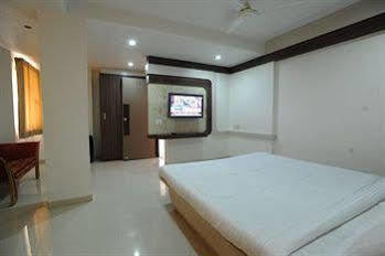 Jal Sagar Hotel Vadodara Buitenkant foto