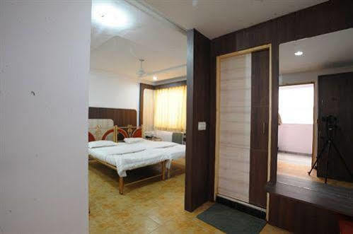 Jal Sagar Hotel Vadodara Buitenkant foto